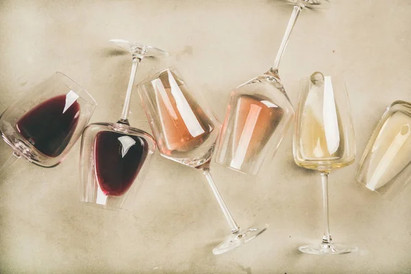 Επίπεδη Lay Κόκκινο Ροζ Και Λευκό Κρασί Στα Ποτήρια Πάνω — Φωτογραφία Αρχείου