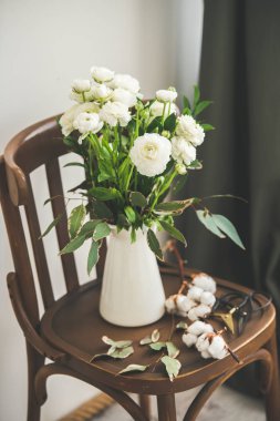 Beyaz duvar ve arka plan, siyah perde ile ahşap antika sandalyeye emaye sürahi beyaz düğün çiçeği çiçek bahar. Düğün buketi, çiçek Dükkanı, Bayan gün tatil ya da bahar ruh kavramı