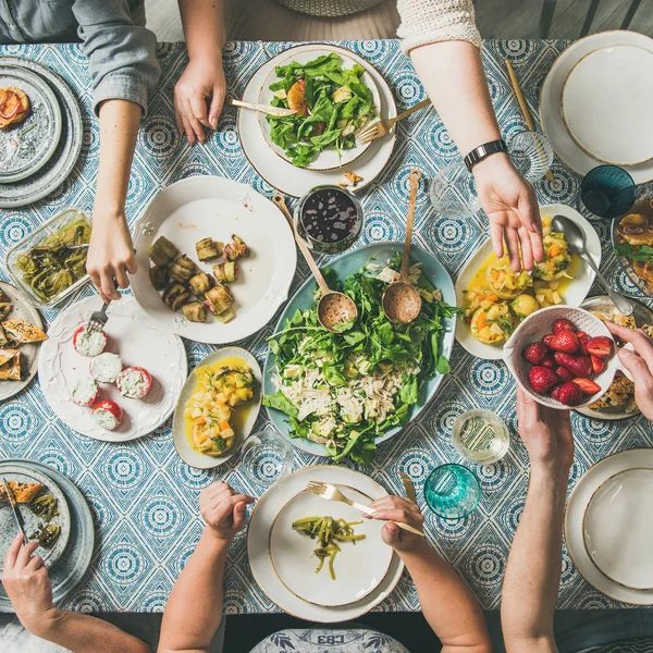 Cena Estilo Mediterráneo Colocación Plana Mesa Con Ensaladas Entrantes Pasteles — Foto de Stock