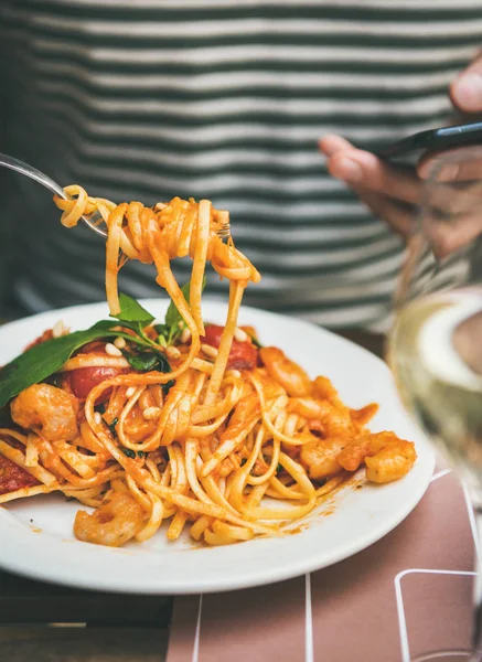 Italská Večeře Bistrot Špagety Těstoviny Krevetkami Sklenku Bílého Vína Muž — Stock fotografie