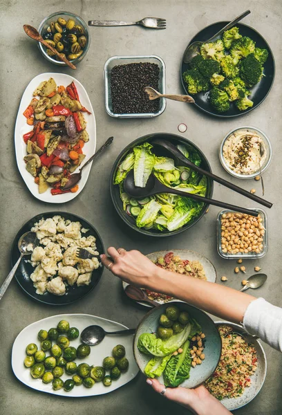 Vegane Tischdekoration Gesunde Gerichte Tellern Auf Dem Tisch Gemüsesalate Hülsenfrüchte — Stockfoto