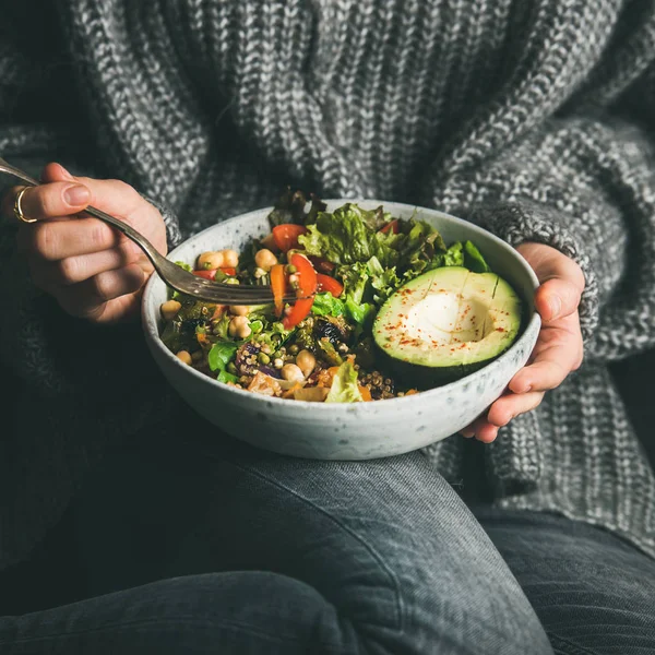 식사입니다 청바지와 스웨터를 신선한 샐러드 아보카도 사각형 작물에서 Superfood 다이어트 — 스톡 사진