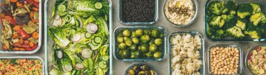 Konteynerlerde sağlıklı vegan yemekleri. Sebze salatası, bakliyat, fasulye, zeytin, lahanası, Humus daldırma, al-Away öğle yemeği için kuskus, üst görünüm, geniş kompozisyon düz-Lay. Bahar menüsü, diyet gıda kavramı