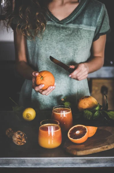 Jeune Femme Faisant Jus Orange Fraîchement Pressé Smoothie Près Comptoir — Photo