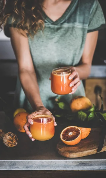 Молодая Женщина Держит Два Стакана Свежевыжатого Апельсинового Сока Крови Смузи — стоковое фото