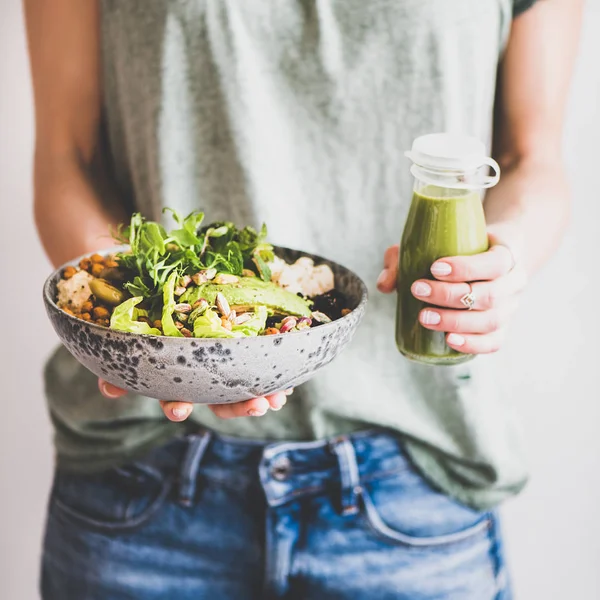 Gezond Diner Lunch Vrouw Shirt Jeans Staande Bedrijf Veganistische Superbowl — Stockfoto