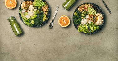 Sağlıklı yemek, öğle yemeği. Düz-Vegan Superbowls veya Buddha kase Humus, sebze, salata, fasulye, kuskus, avokado ve yeşil smoothies bootles, üst görünüm, kopya alanı