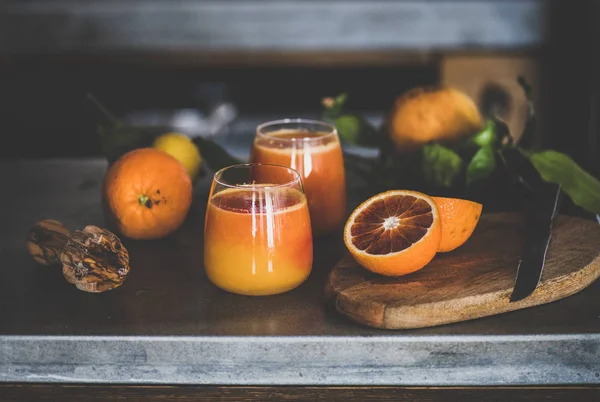 콘크리트 카운터에 오렌지 스무디의 라이프 스타일 채식주의자 알칼리 다이어트 — 스톡 사진