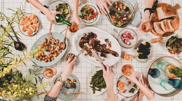 Familia Amigos Reuniendo Cena Colocación Plana Manos Personas Que Comen — Foto de Stock