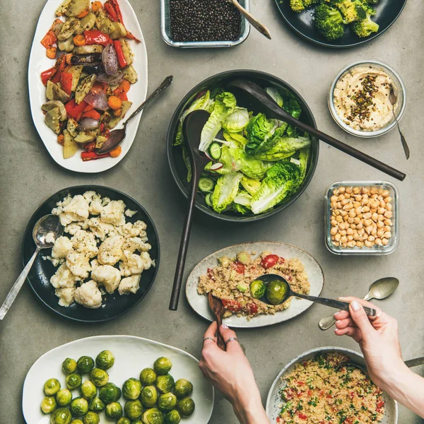 Vegane Tischdekoration Gesunde Gerichte Tellern Auf Dem Tisch Gemüsesalate Hülsenfrüchte — Stockfoto