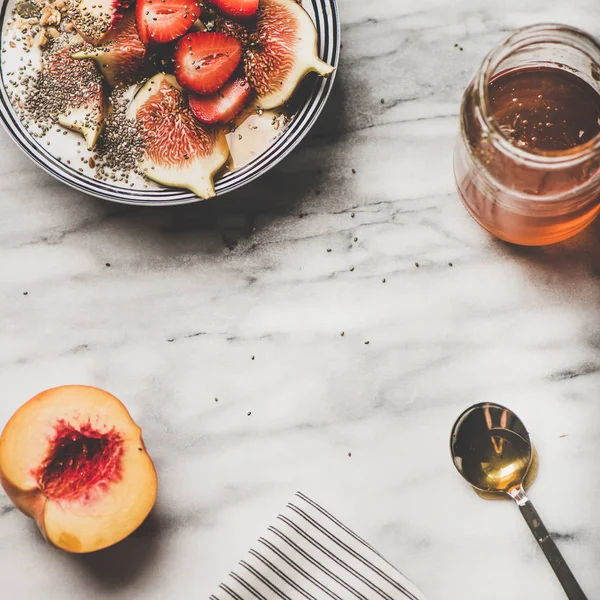 Healthy Breakfast Flat Lay Greek Yogurt Granola Bowl Strawberry Figs — Stock Photo, Image