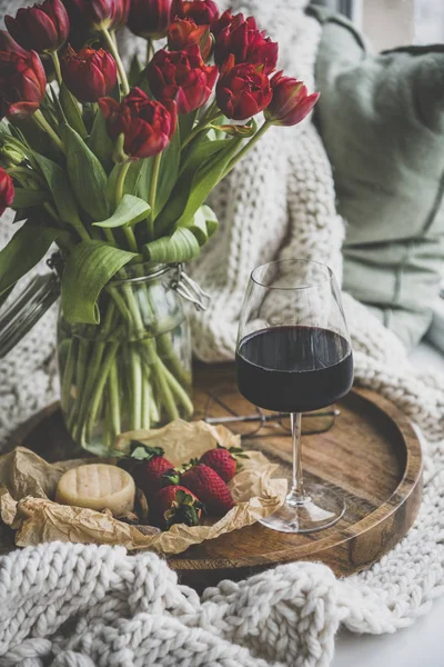 Snack Vino Con Fiori Bicchiere Vino Rosso Formaggio Mandorle Arrosto — Foto Stock