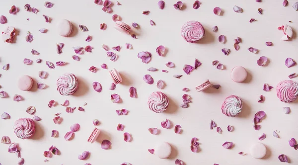 Colocación Plana Galletas Macaron Rosadas Dulces Malvaviscos Lila Pétalos Rosa — Foto de Stock