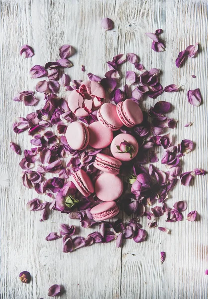 Colocación Plana Galletas Macaron Rosadas Dulces Brotes Pétalos Rosa Sobre —  Fotos de Stock