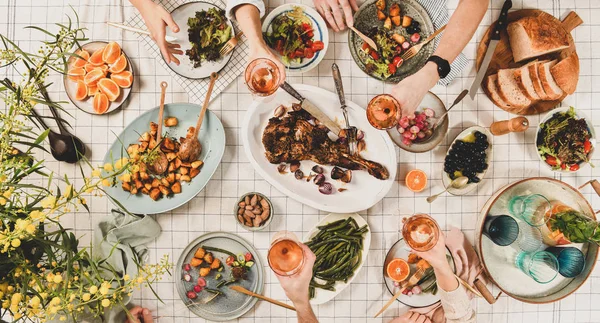 Familie Oder Freunde Beim Abendessen Flache Menschenhände Mit Gläsern Rosenwein — Stockfoto