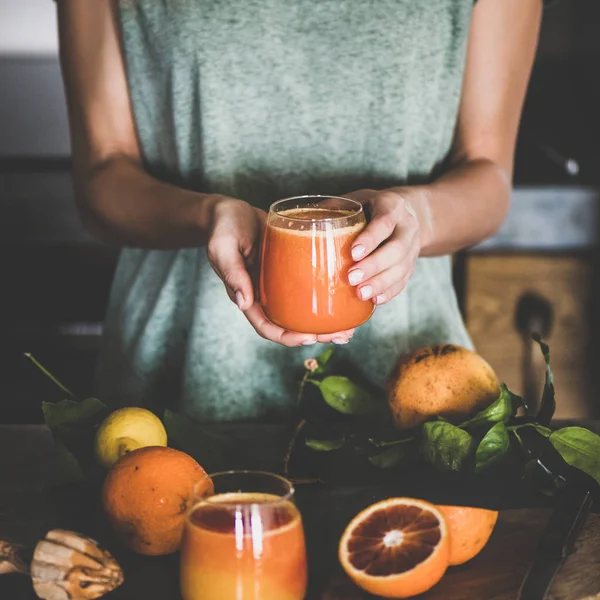 Jonge Vrouw Met Glas Vers Geperst Bloed Sinaasappelsap Smoothie Handen — Stockfoto