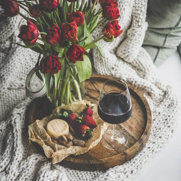Snack Vino Con Fiori Bicchiere Vino Rosso Formaggio Mandorle Arrosto — Foto Stock