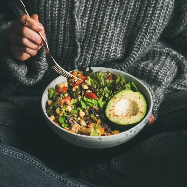 Hälsosam Vegetarisk Middag Kvinna Jeans Och Tröja Äta Fräsch Sallad — Stockfoto