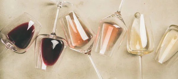 Flat Lay Van Rood Roze Witte Wijn Glazen Grijze Betonnen — Stockfoto