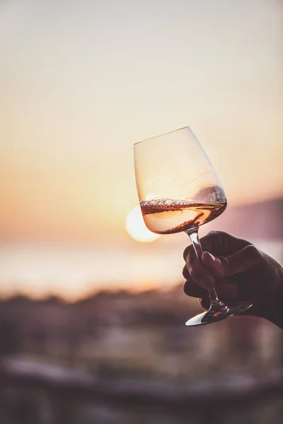 Bicchiere Vino Rosato Mano All Uomo Con Vista Mare Tramonto — Foto Stock