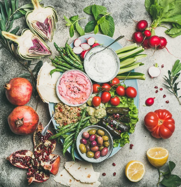 Snack Board Vegetariano Puesta Plana Hummus Remolacha Salsa Yogur Ensalada — Foto de Stock