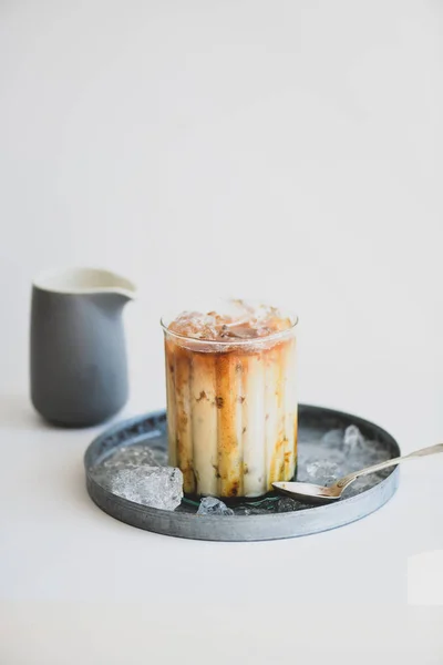 상쾌한 칵테일 캐러멜 바닐라 시럽과 얼음을 플레이트에 유리로 아이스 캐러멜 — 스톡 사진