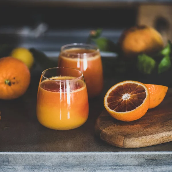 콘크리트 카운터 사각형 클로즈업에 오렌지 스무디의 건강한 라이프 스타일 채식주의 — 스톡 사진