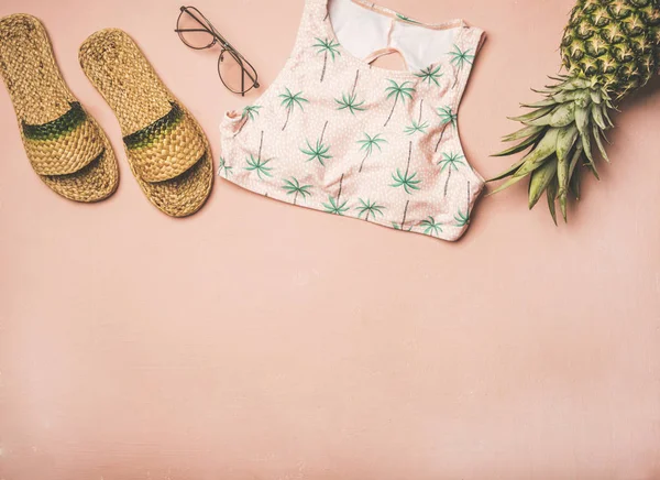 Summer Apparel Items Flat Lay Summer Flip Flops Sunglasses Pink — Stock Photo, Image
