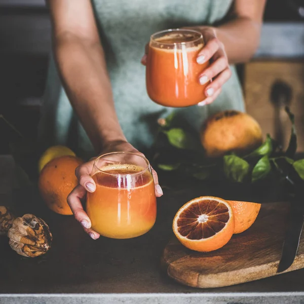 Joven Hembra Sosteniendo Dos Vasos Jugo Naranja Sangre Recién Exprimido —  Fotos de Stock