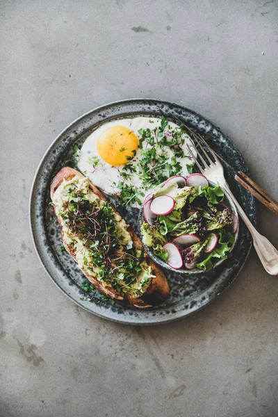 Gezond Trendy Ontbijt Platte Leg Van Avocado Toast Zuurdesembrood Met — Stockfoto