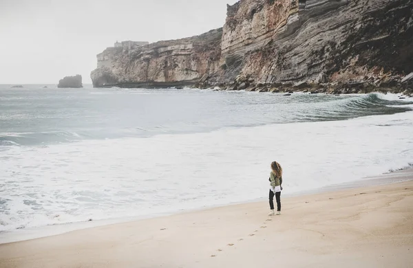 Young Woman Tourist Walking Atlantic Ocean Sandy Beach Nazare Portugal — Stock Photo, Image