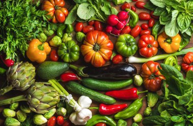 Sağlıklı pişirme veya salata yapma, taze sebze hammaddelerini üst görünüm. Diyet veya vejetaryen gıda kavramı