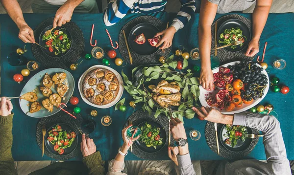 Gesellschaft Von Freunden Unterschiedlichen Alters Trifft Sich Zum Weihnachts Oder — Stockfoto