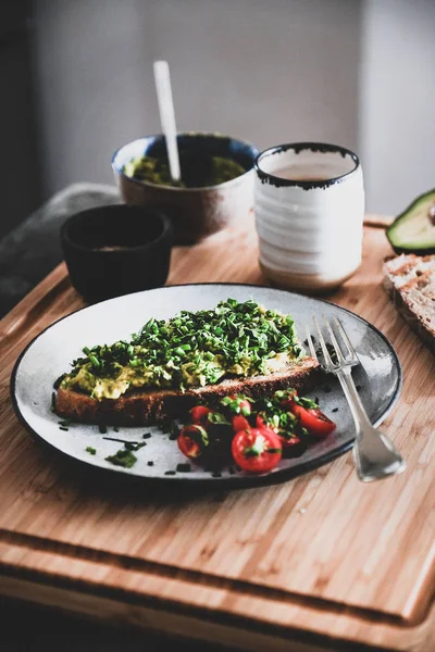 Zdravá Vegetariánské Snídaně Avokádo Opékače Chleba Chadly Koriandrem Třešňovkou Šálkem — Stock fotografie