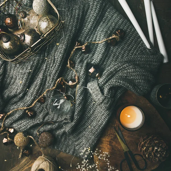 크리스마스 분위기입니다 스웨터 Led 화환과 빈티지 크리스트 장난감 소박한 테이블 — 스톡 사진