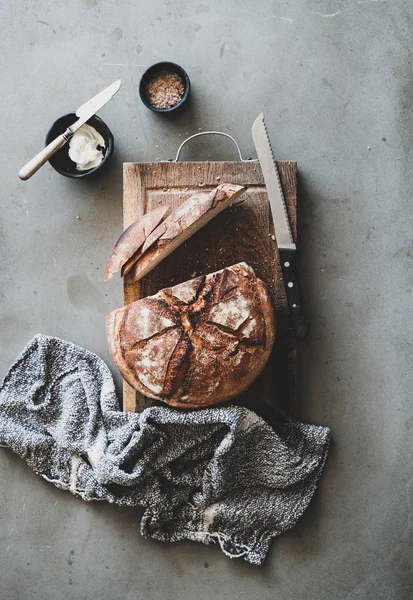 面包和黄油早餐或小吃 在灰色混凝土桌子背景上 用黄油和熏盐制作的新鲜出炉的酸面包面包平铺 顶视图 — 图库照片