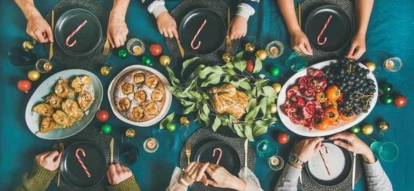 Compañía Amigos Reuniéndose Para Cena Navidad Año Nuevo Mesa Festiva —  Fotos de Stock