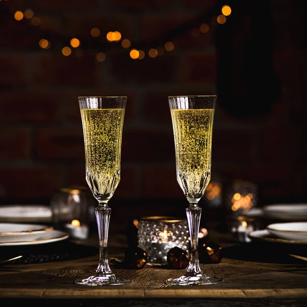 Natale Capodanno Set Festivo Tavolo Legno Con Bicchieri Champagne Stoviglie — Foto Stock