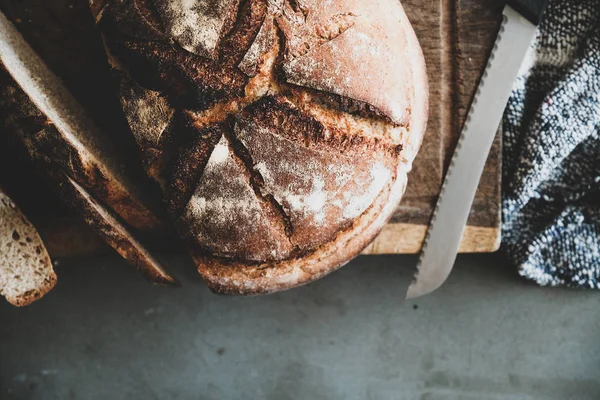 Płaski Lay Świeżo Upieczony Chleb Chlebowy Chleba Chleba Plasterki Drewnianej — Zdjęcie stockowe