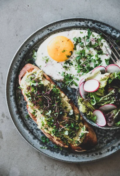 Desayuno Moda Saludable Puesta Plana Pan Tostado Aguacate Sobre Masa —  Fotos de Stock