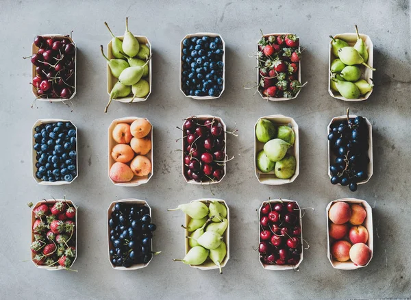 Καλοκαιρινά Φρούτα Ποικιλία Μούρων Επίπεδη Όψη Φρέσκων Φραουλών Κερασιών Σταφυλιών — Φωτογραφία Αρχείου