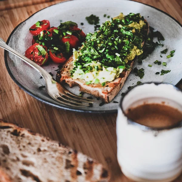 Sağlıklı Vegan Yaz Öğle Yemeği Ekmekli Ekmek Üzerinde Avokado Tost — Stok fotoğraf