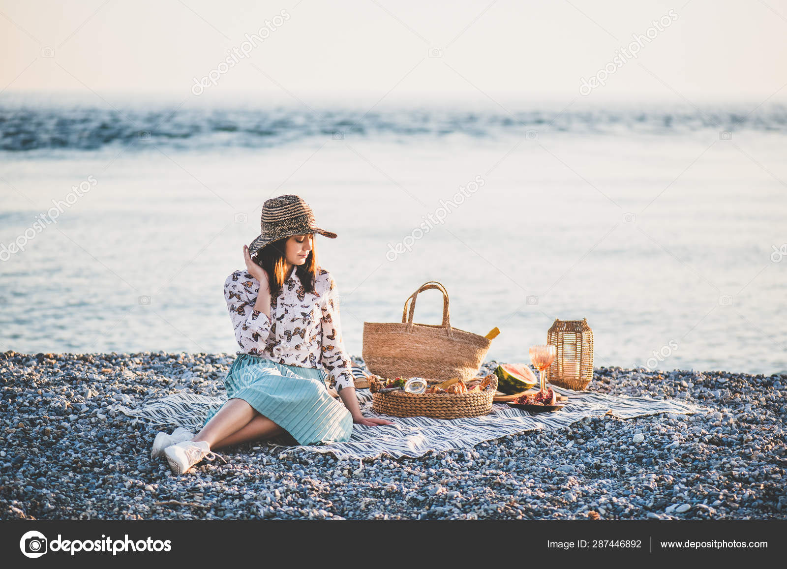Summer Beach Picnic Sunset Young Woman Hat Sitting Blanket Having Stock  Photo by ©sonyakamoz 287446892