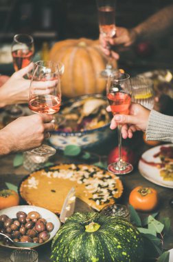 Geleneksel Noel veya yeni yıl tatil kutlama partisi. Ev yapımı aperatifler çeşitli şenlikli masada gül şarabı ile arkadaşlar veya aile ziyafet ve clinking gözlük