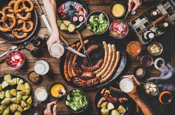 Flat Lay Octoberfest Conceito Mesa Jantar Com Salsichas Grelhadas Massa — Fotografia de Stock