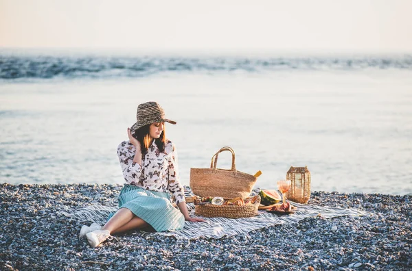 Piknik Pantai Musim Panas Saat Matahari Terbenam Wanita Muda Bertopi — Stok Foto