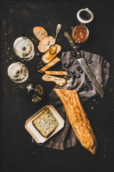 Wijn Snack Set Platte Lay Van Gesneden Stokbrood Kaas Variëteit — Stockfoto