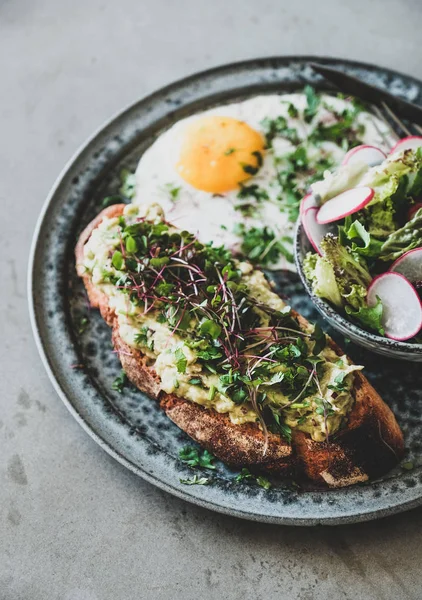 Colazione Sana Alla Moda Toast All Avocado Pane Pasta Madre — Foto Stock