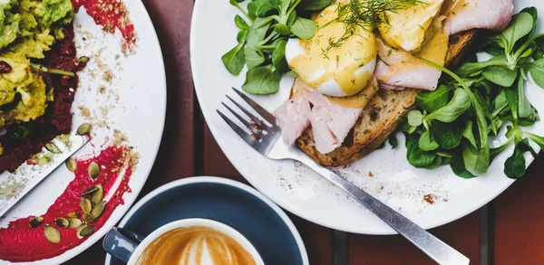 Set Colazione Alla Moda Piatto Uova Camicia Benedict Sul Pane — Foto Stock