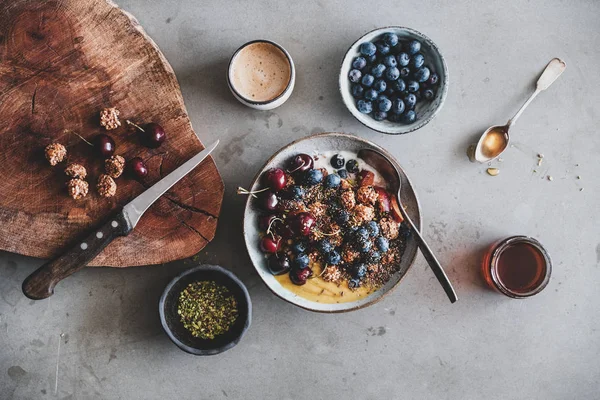 健康的なビーガンの朝食 キノアオートグラノーラココナッツヨーグルトボウルのフラットレイフルーツ ナッツ ベリー コーヒーのカップをテーブルの背景 トップビュー クリーンな食事 ベジタリアン料理のコンセプト — ストック写真